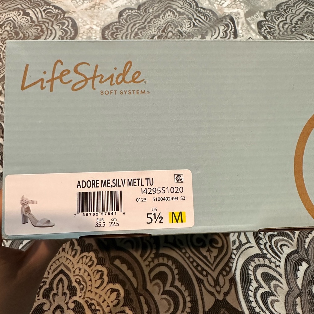 Lifestride adore me silver heels in 5 1/2. Perfect for a wedding!